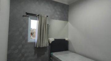 kamar tidur rumah 2 lantai dekat dengan