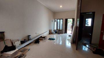 ruang tamu rumah 2 lantai baru di