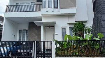 tampak depan rumah 3 lantai bagus di