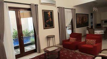 ruang keluarga rumah dengan kolam renang di