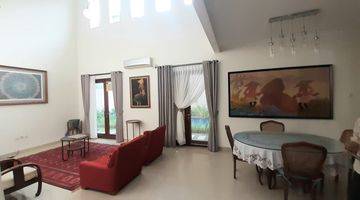 ruang keluarga rumah dengan kolam renang di
