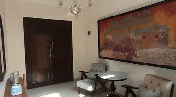 ruang tamu rumah dengan kolam renang di