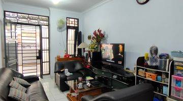 ruang tamu rumah di mutiara taman palem