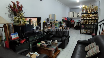 ruang tamu rumah di mutiara taman palem