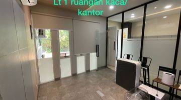 ruang keluarga rumah di pantai indah kapuk