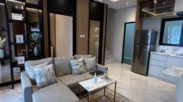 ruang tamu  rumah 3 lantai semi furnished