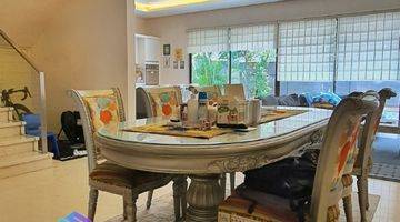 ruang makan rumah tropical modern 3 lantai