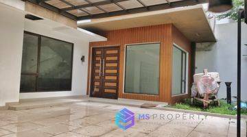 Gambar 2 Rumah Minimalis Modern 2.5 Lantai Dekat Taman Wiladatika