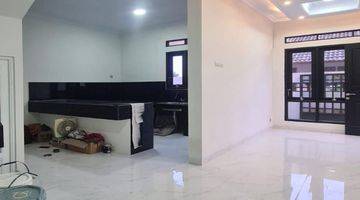 ruang keluarga rumah baru modern siap huni