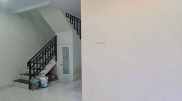 ruang tamu rumah baru modern siap huni
