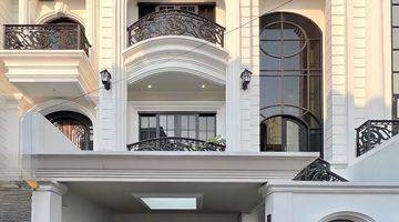 tampak depan rumah modern full furnished di