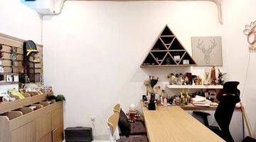ruang keluarga rumah modern full furnished di
