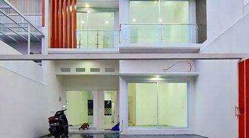 tampak depan rumah baru modern dalam komplek