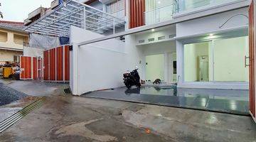 tampak depan rumah baru modern dalam komplek