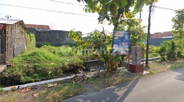 tampak depan tanah berada di kawasan perumahan