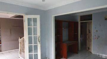 Gambar 3 Rumah 2 Lantai Butuh Renovasi