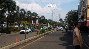 Gambar 2 Ruko kawasan Summarecon Mall Serpong ramai strategis hadap Jalan 