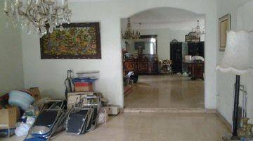 ruang tamu rumah tanah luas di kawasan