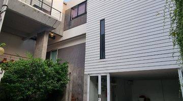 tampak depan rumah exclusive desain unik di