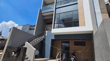 tampak depan dijual rumah baru 3 lantai