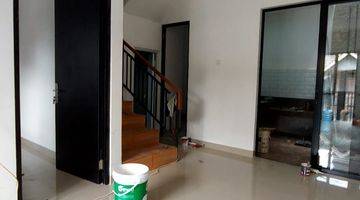 ruang keluarga rumah bangunan baru  di graha