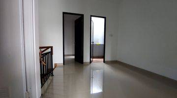 ruang keluarga rumah bangunan baru  di graha