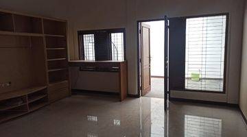 ruang keluarga rumah terawat di pasadena caringin