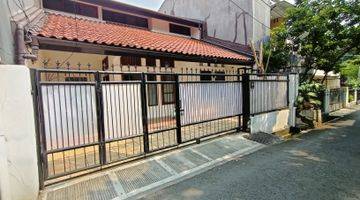 tampak depan rumah disewakan di tebet
