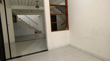 ruang tamu rumah disewakan di tebet
