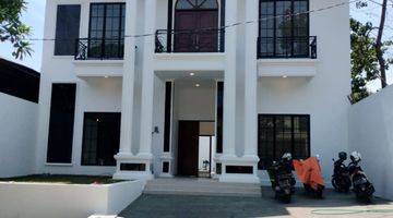 Gambar 1 Rumah 3 Lantai Semi Furnished SHM di Cluster Mediterania, Bogor