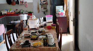 ruang makan dijual rumah rapih 2 lantai