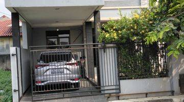 tampak depan dijual rumah rapih 2 lantai