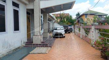garasi/carport rumah 3 lantai bagus paris