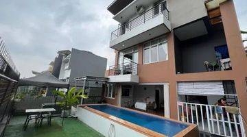 ruang keluarga rumah mewah ada kolam renang