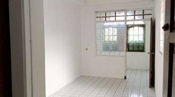 kamar tidur di jual rumah dua lantai