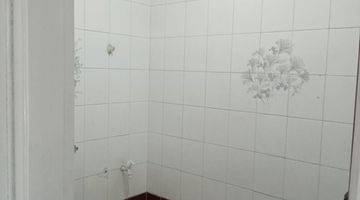 kamar mandi di jual rumah dua lantai