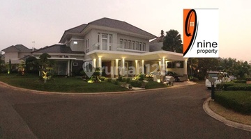 tampak depan rumah luas dan mewah dengan