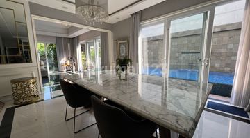 ruang makan rumah luas dan mewah dengan