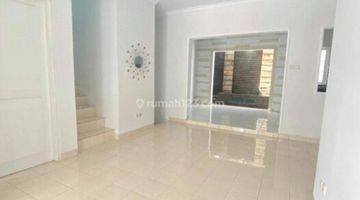 ruang makan rumah 2 lantai  shm rapi
