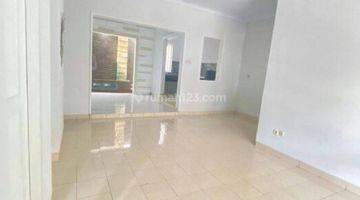 ruang keluarga rumah 2 lantai  shm rapi