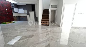 foto lainnya rumah baru 2 lantai, depan