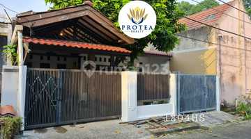 tampak depan rumah 1 lantai di bukit