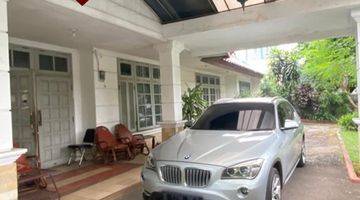 tampak depan rumah strategis belakang gedung bej
