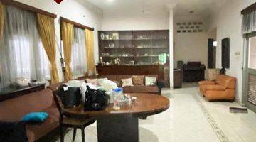 ruang keluarga rumah strategis belakang gedung bej