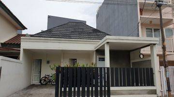 tampak depan rumah bagus, lokasi strategis, bebas