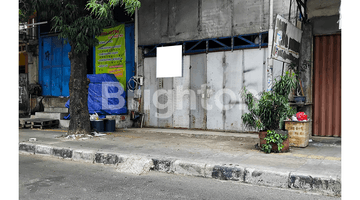 Gambar 1 TOKO TEMPAT USAHA PINGGIR JALAN DI GROGOL ROW 10 BANYAK TRAFFIC KENDARAAN DAN PEDESTRIAN