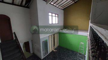 ruang keluarga rumah untuk kantor di mainroad