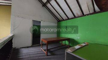ruang keluarga rumah untuk kantor di mainroad