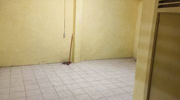 Gambar 2 Rumah Dan Toko di Pinggir Jalan Ampenan 