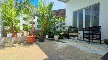 Gambar 2 Rumah 2 Lantai Tropis Kolonial di  Taman Griya